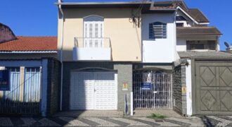 Casa com quatro quartos no centro